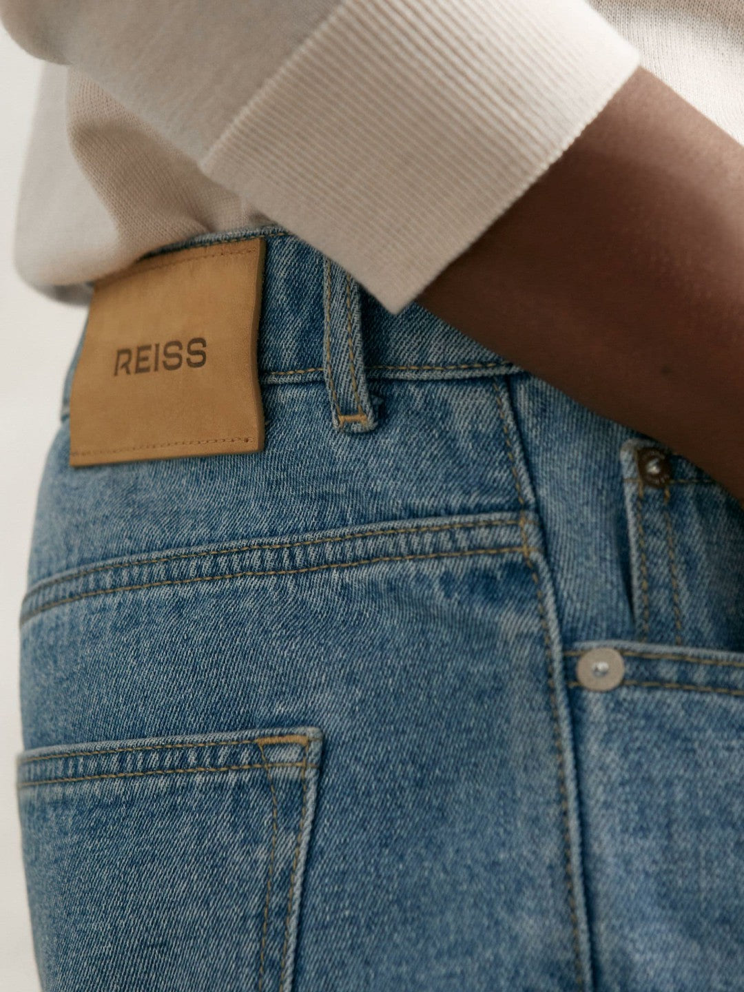 Loose-Fit Jeans in Light Blue Wash