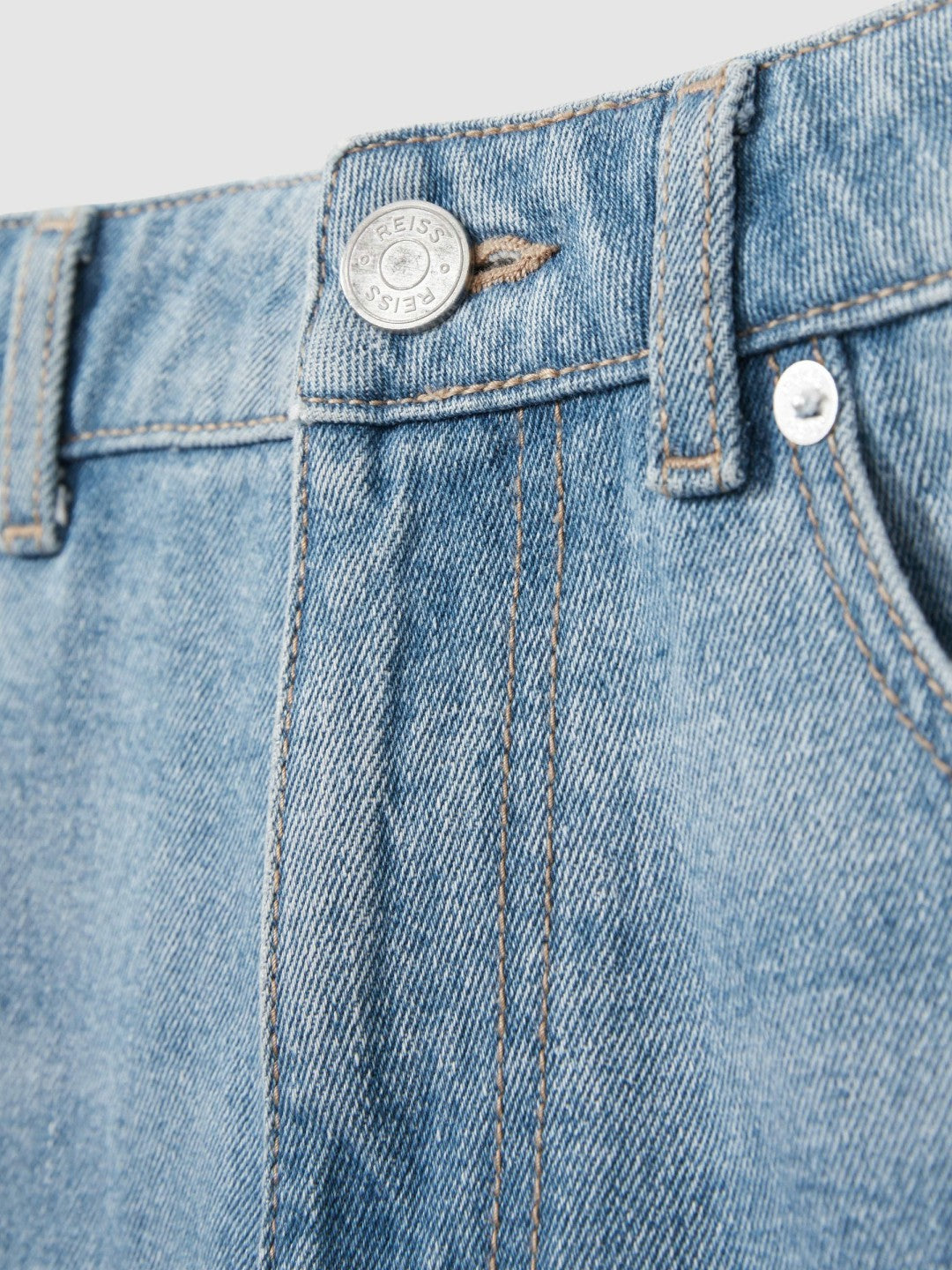 Loose-Fit Jeans in Light Blue Wash