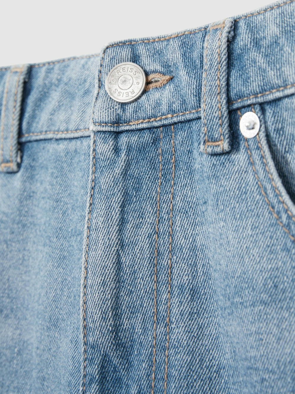 Loose-Fit Jeans in Light Blue Wash