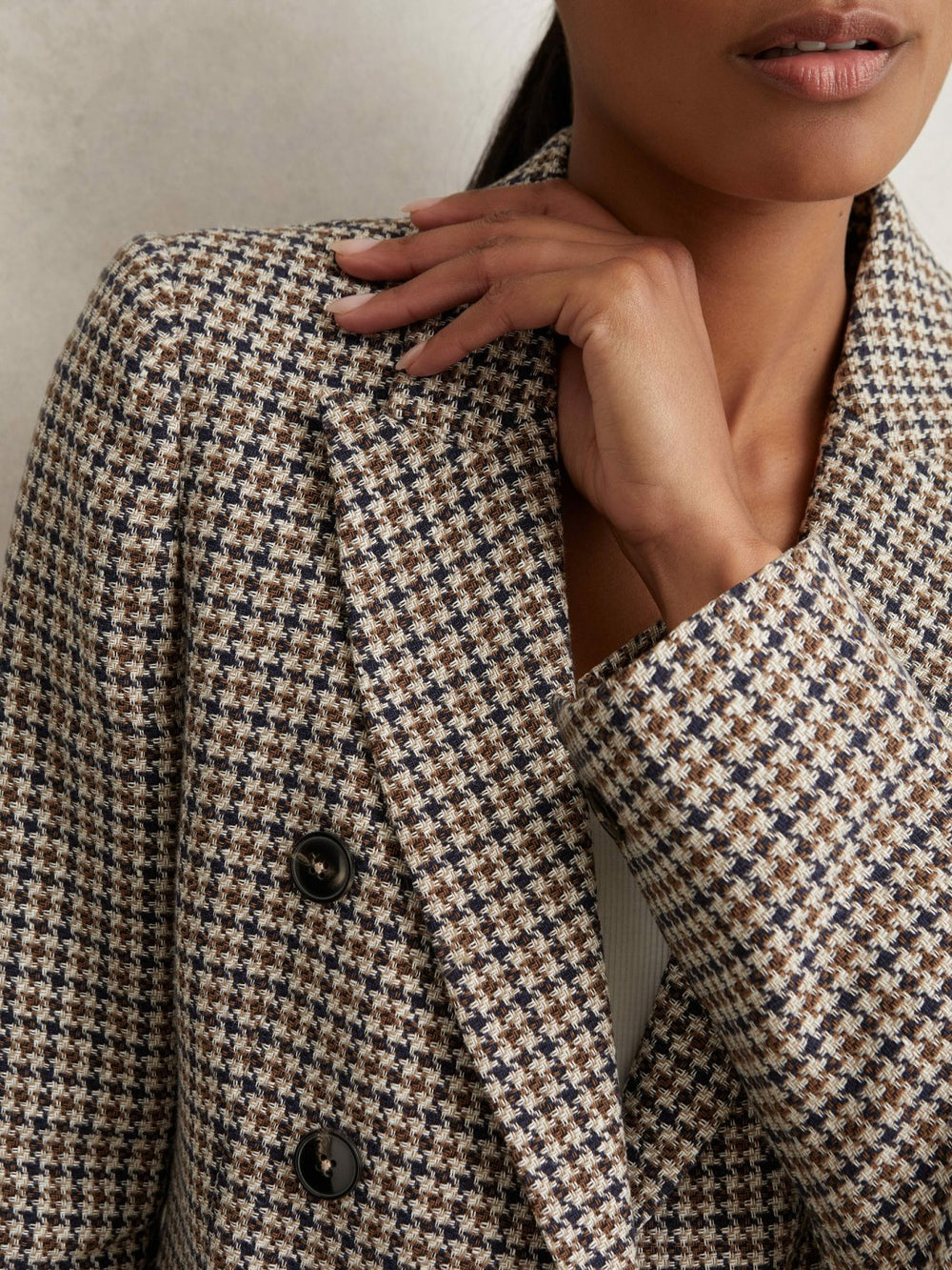 Cotton-Linen Double-Breasted Houndstooth-Check Blazer in Navy Neutral Check