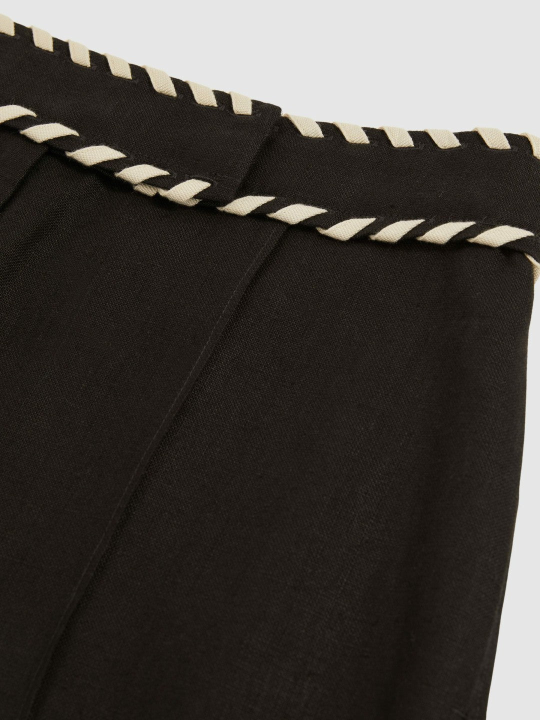 Linen Whipstitch Shorts in Black