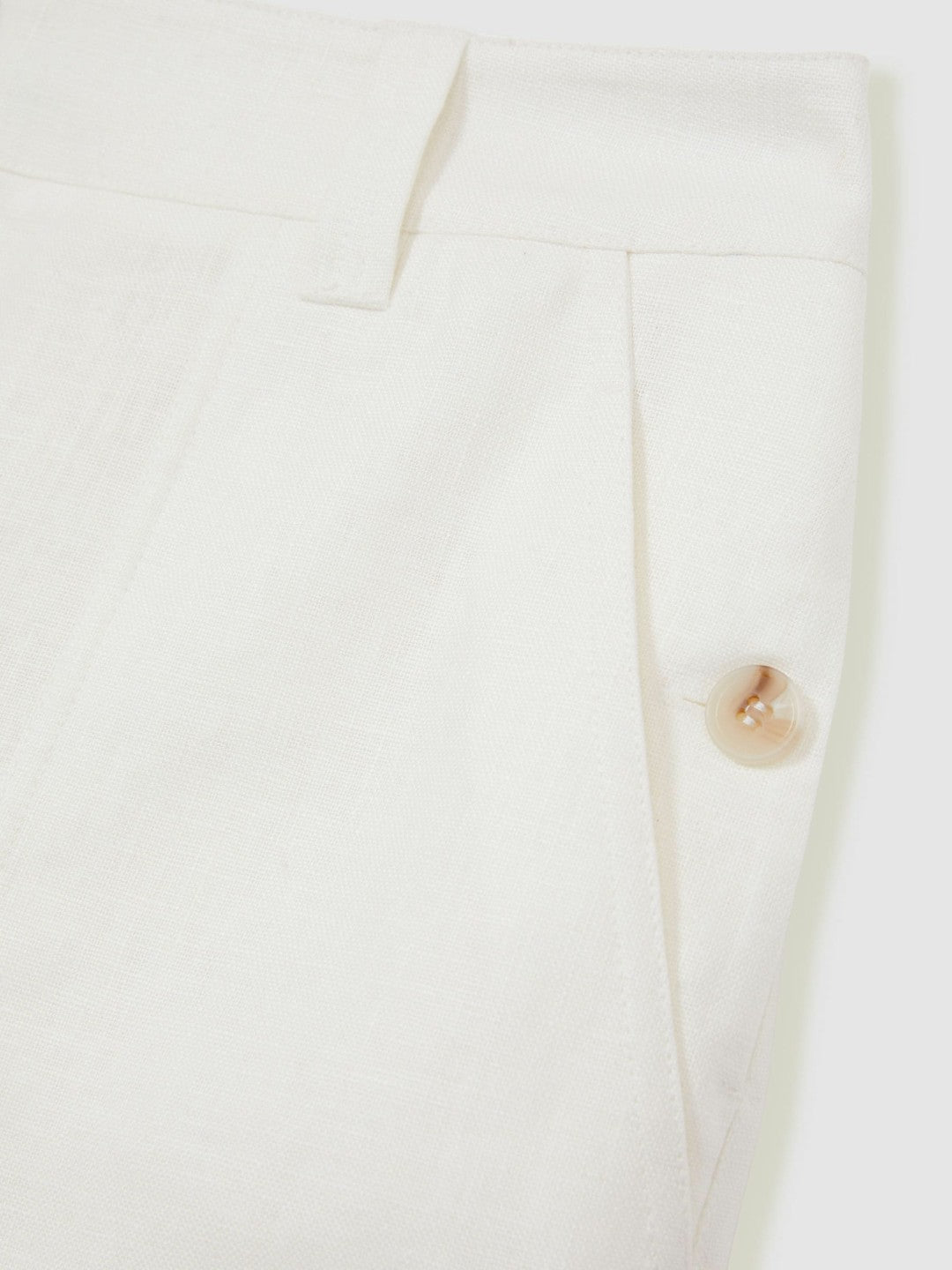 Linen Shorts in White