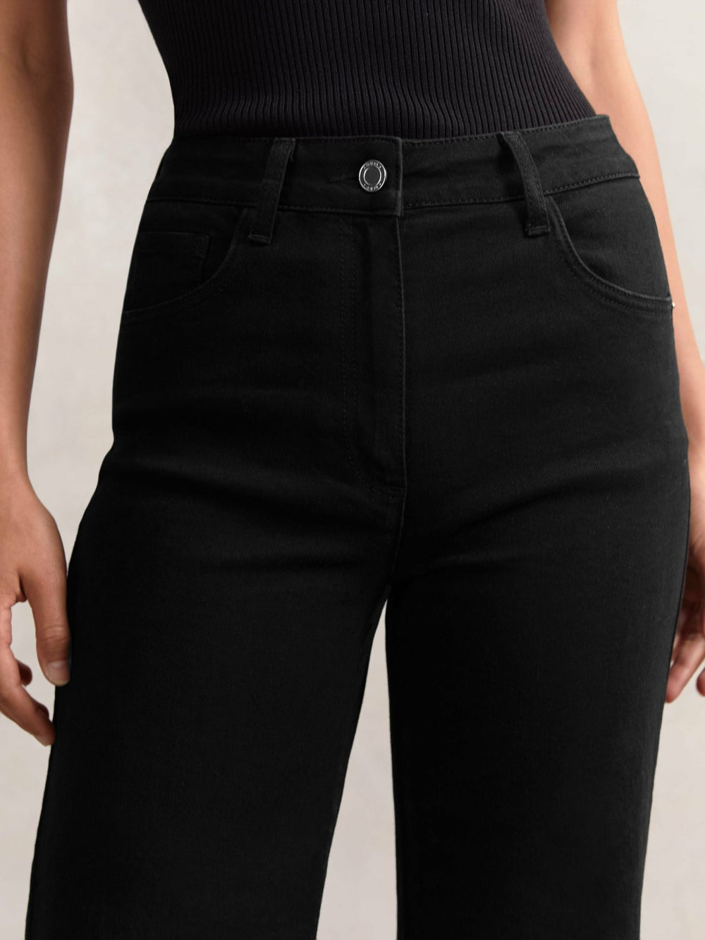 Petite Mid-Rise Flared Jeans in Black