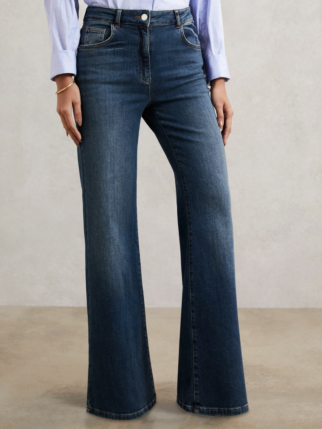 Petite Mid-Rise Flared Jeans in Mid Blue