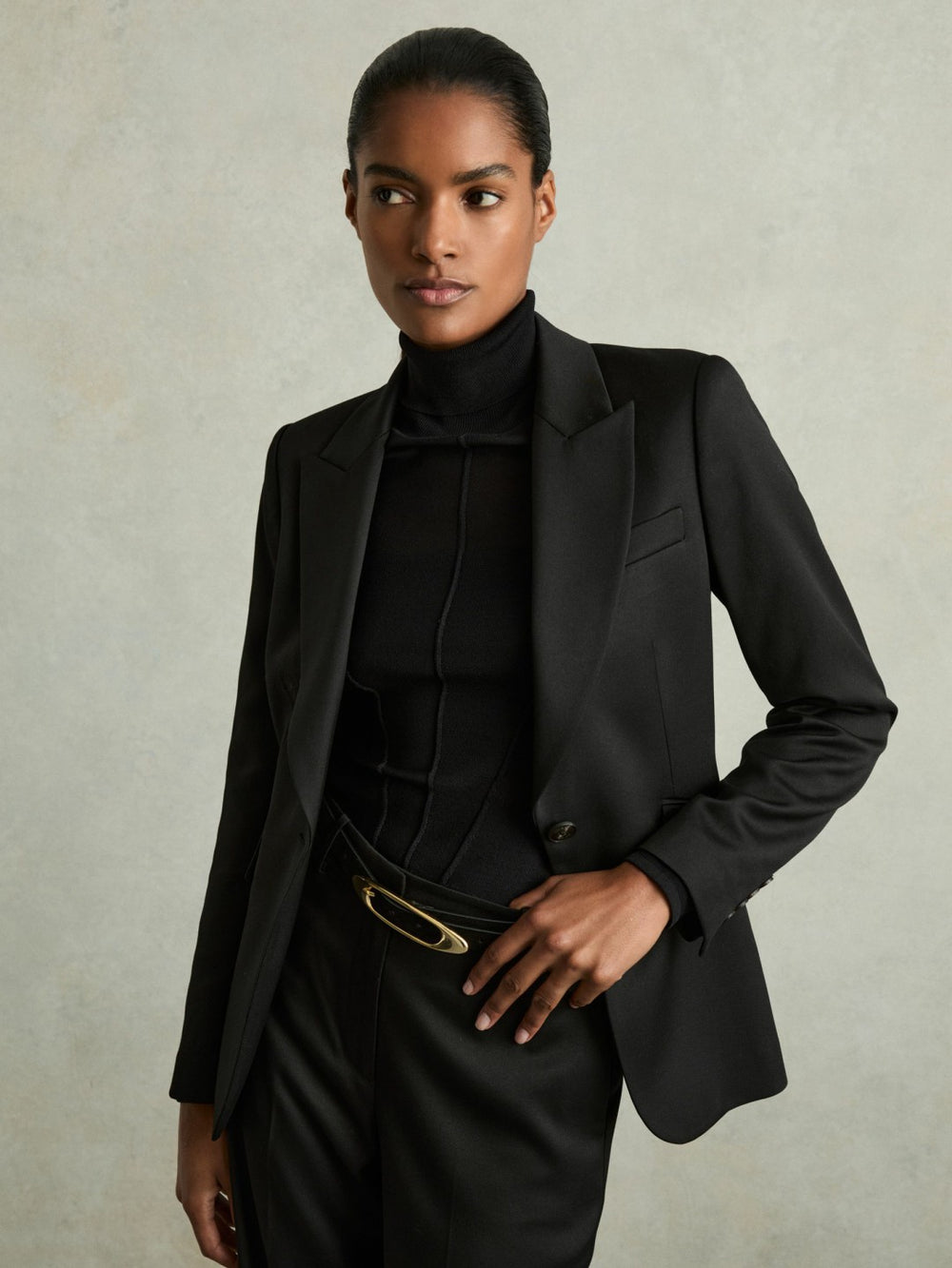 Leather Oval-Buckle Belt in Black