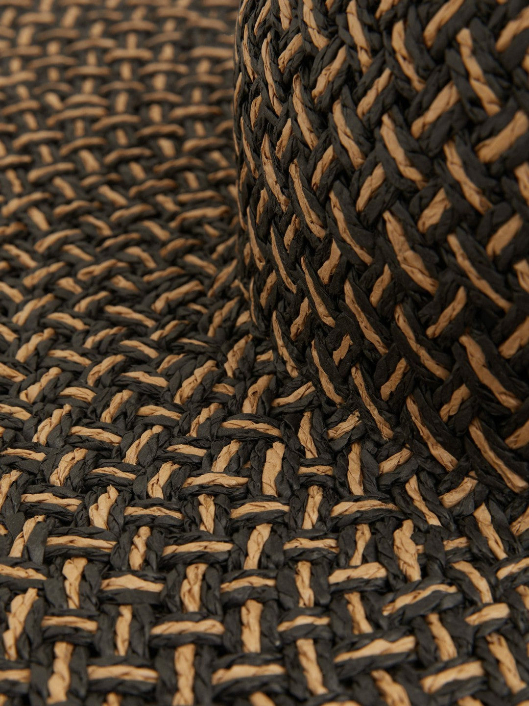 Straw Basket-Weave Sun Hat in Black/Natural