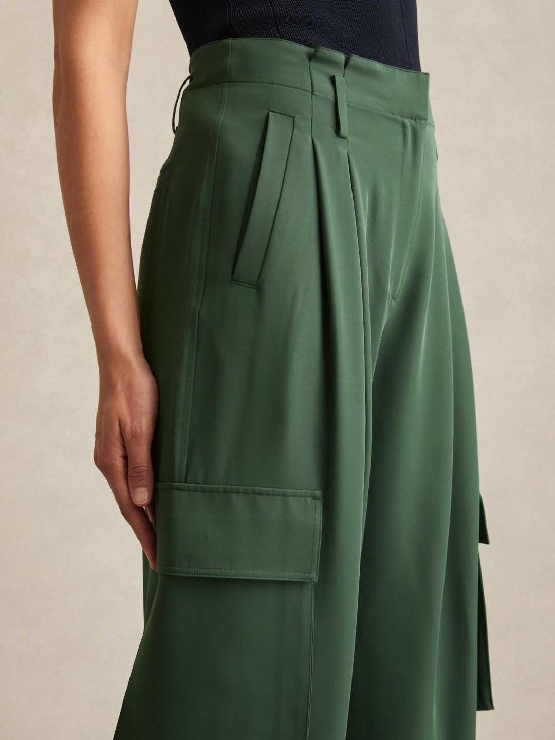 Petite Wide-Leg Pleated Cargo Trousers in Green