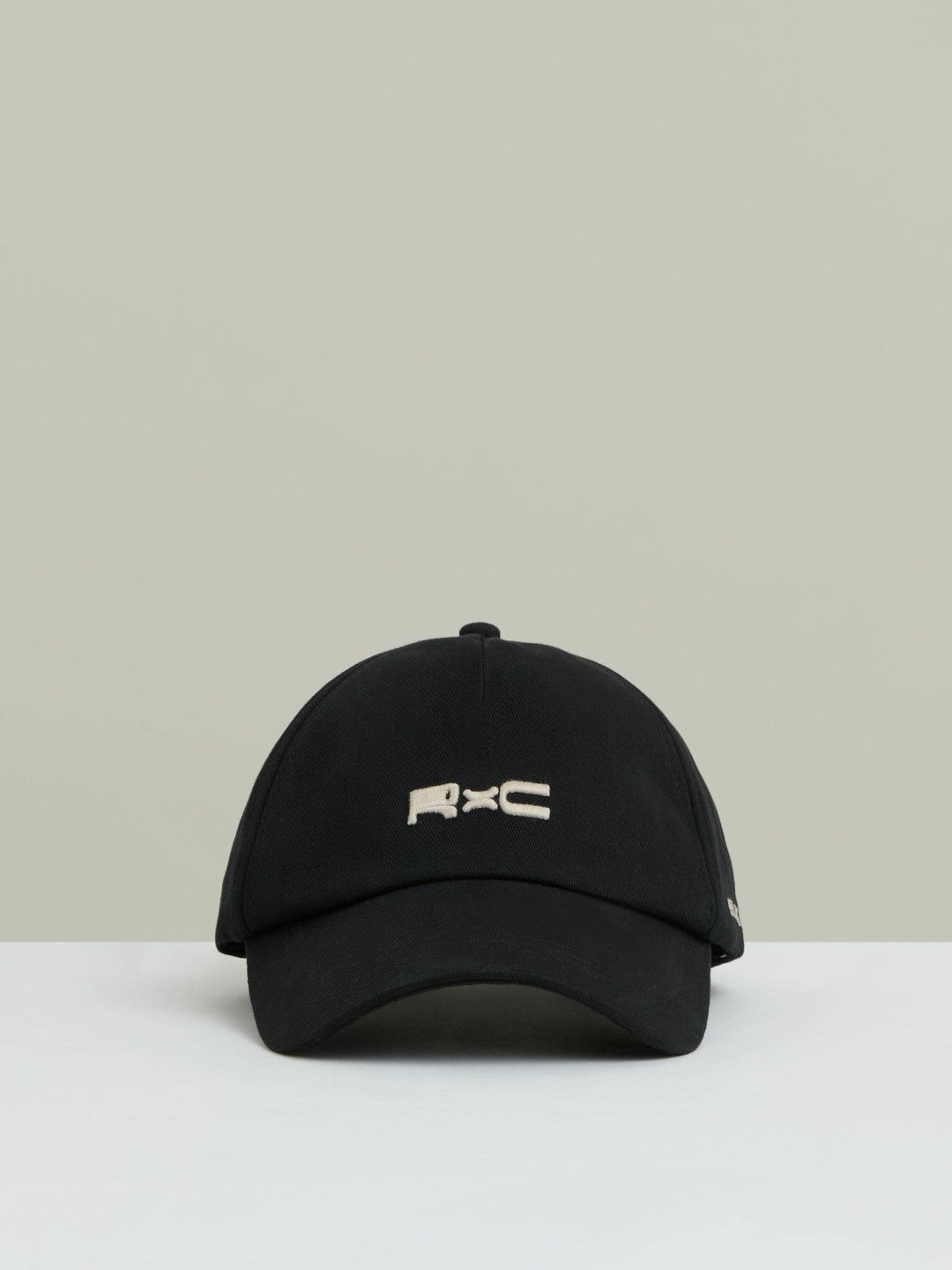| Ché Logo-Embroidered Cap in Black