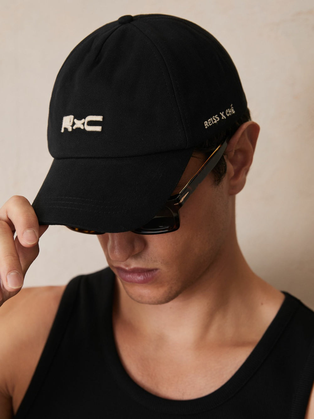| Ché Logo-Embroidered Cap in Black