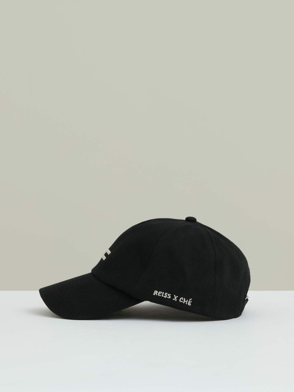 | Ché Logo-Embroidered Cap in Black