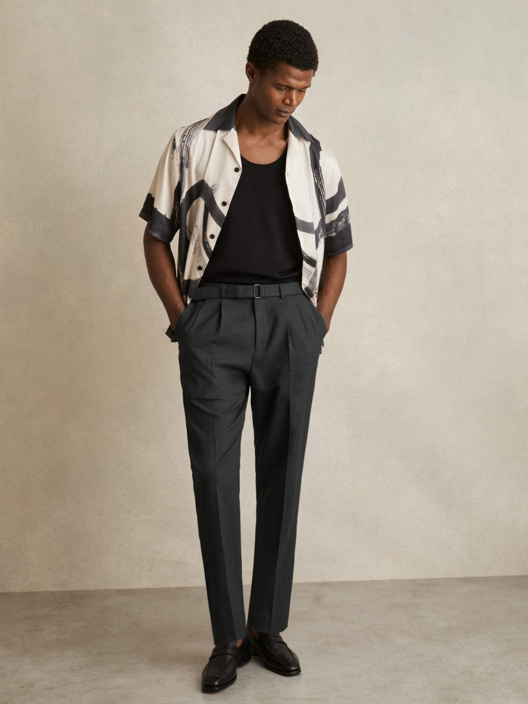 Wool-Blend Belted Pleated Trousers Regular-Fit in Charcoal Grey