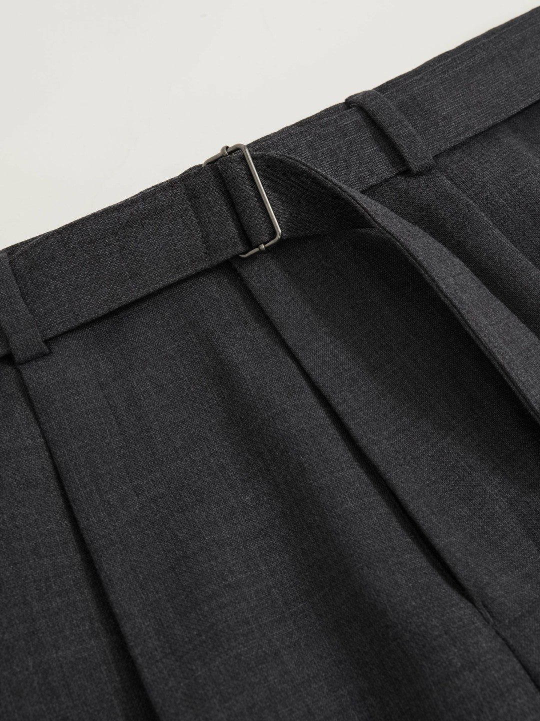 Wool-Blend Belted Pleated Trousers Regular-Fit in Charcoal Grey
