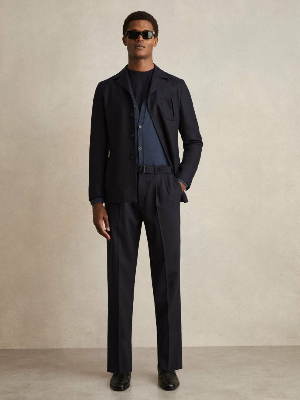 Wool-Blend Belted Pleated Trousers Regular-Fit in Navy