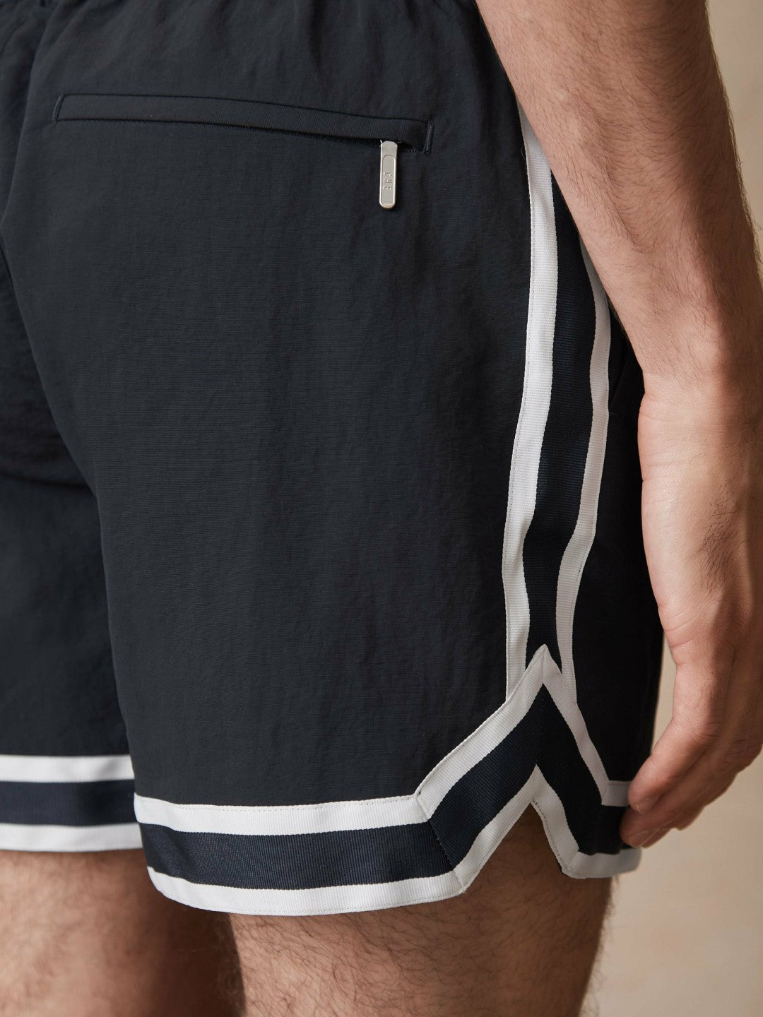 | Ché Stripe-Trim Swim Shorts in Navy