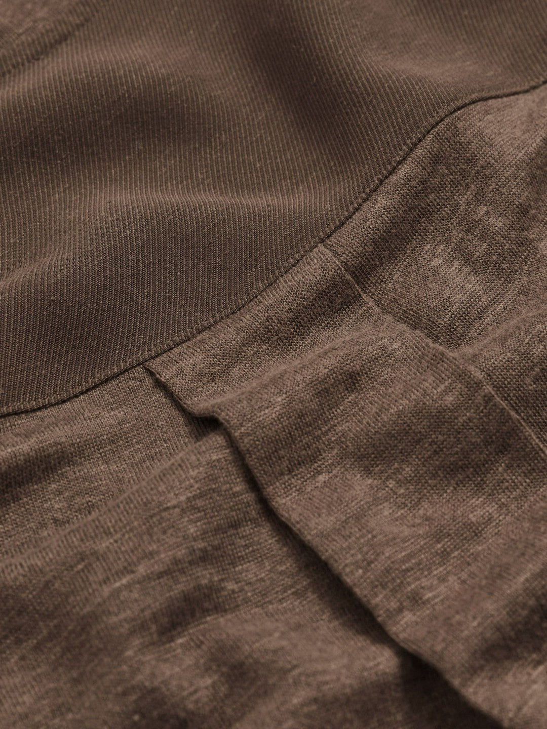 Linen V-Neck T-Shirt in Brown